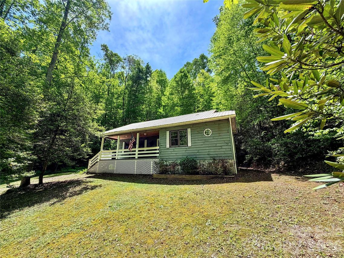 175 Cougar Ln., Whittier, NC 28789