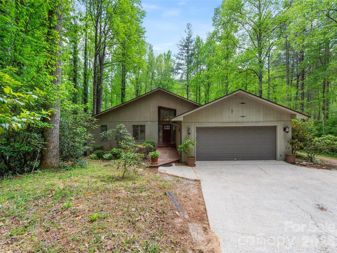 22 Delacy Dr., Hendersonville, NC 28739