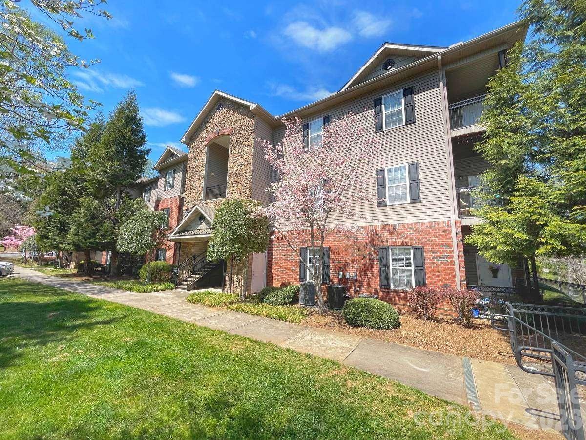 415 Appeldoorn Cir., Asheville, NC 28803