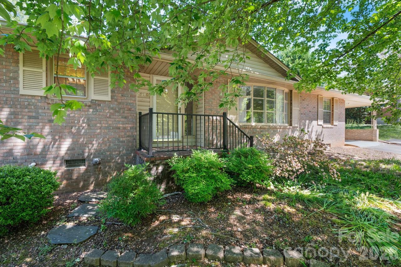 2010 12th Street Dr., Hickory, NC 28601