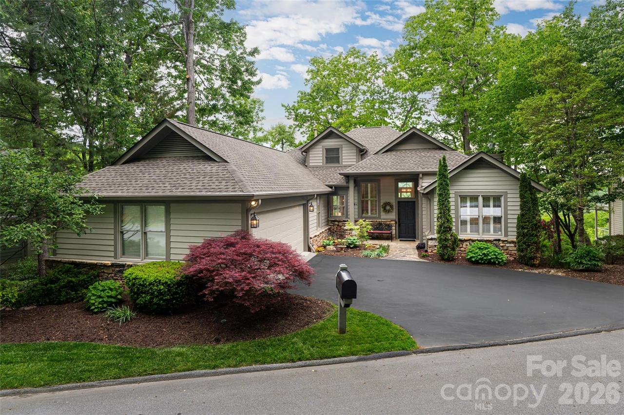 12 Spring Ridge Ln., Hendersonville, NC 28739