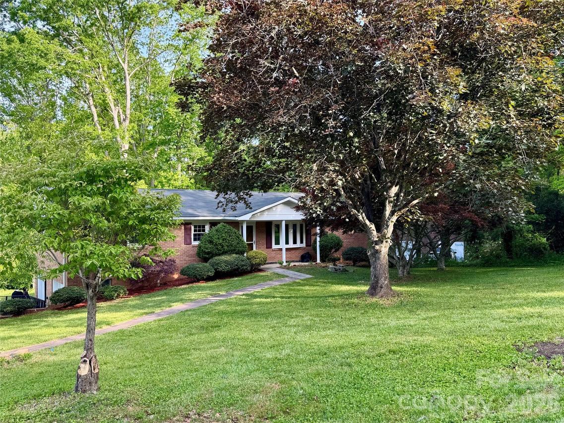 123 Castleton Ln., Hendersonville, NC 28791