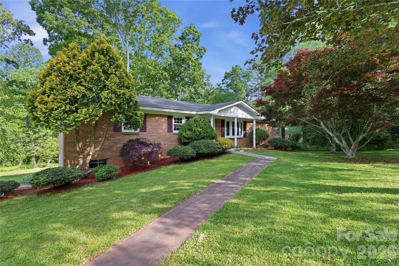 123 Castleton Ln., Hendersonville, NC 28791
