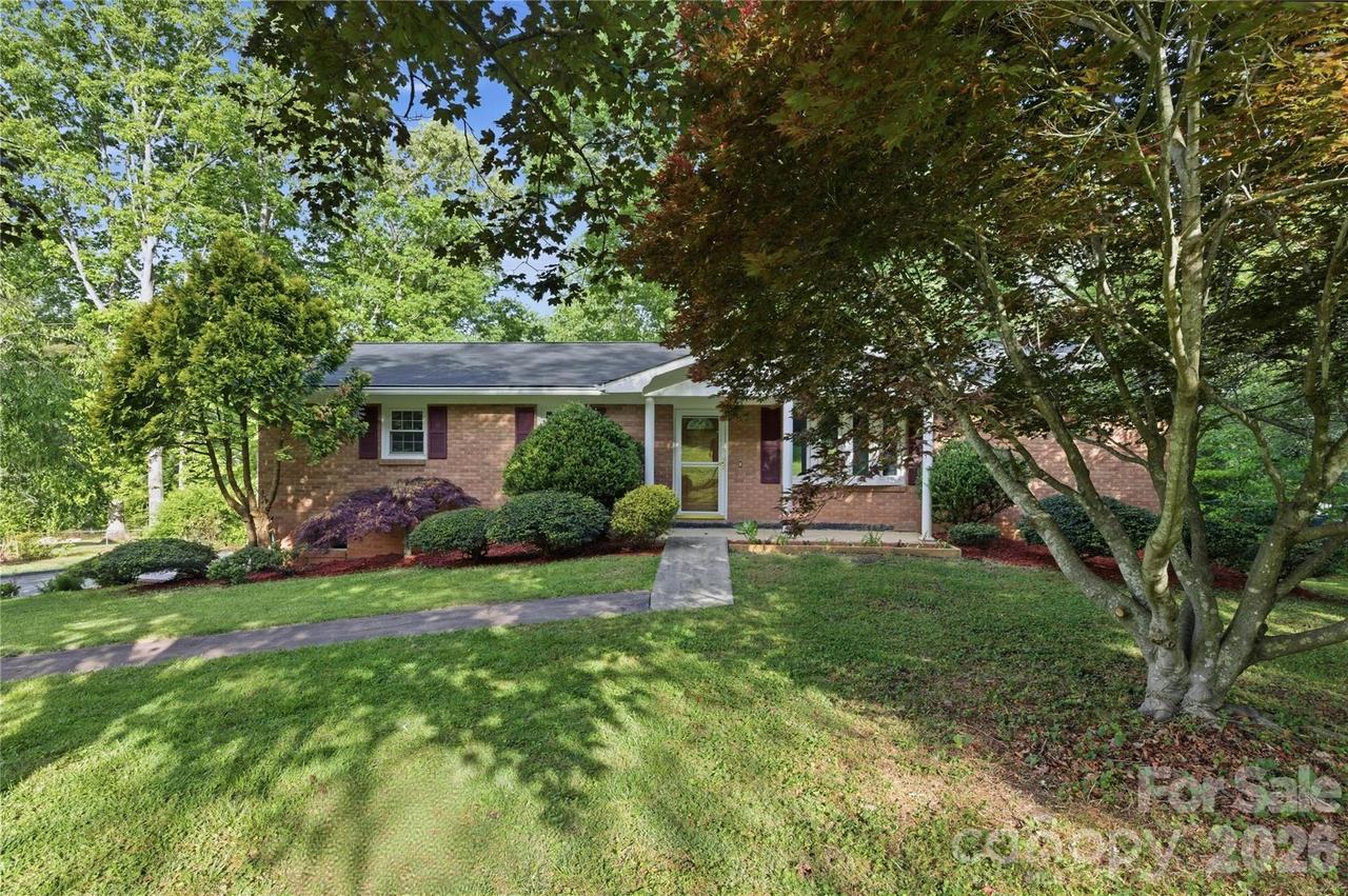 123 Castleton Ln., Hendersonville, NC 28791