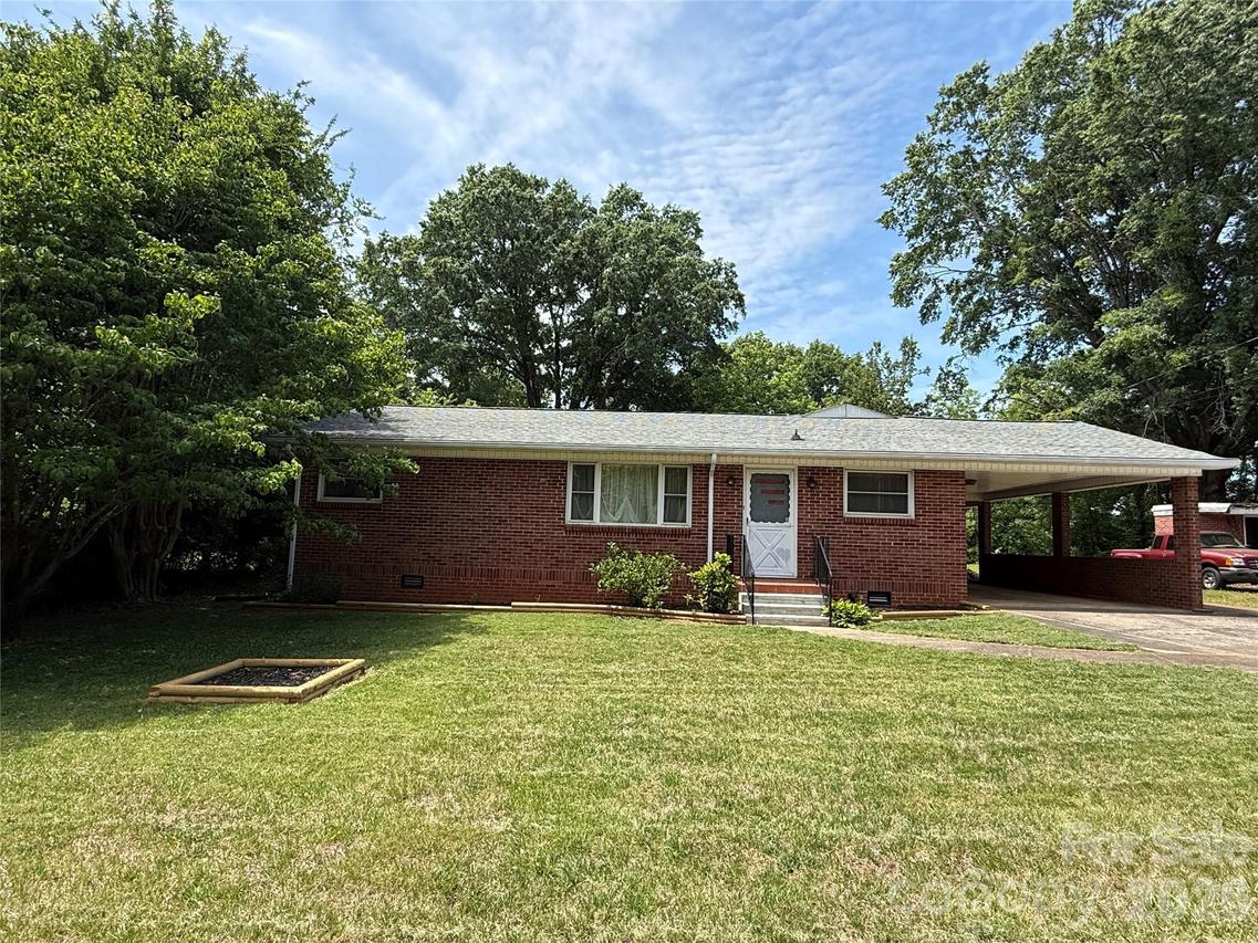 2012 N Deal Ave., Newton, NC 28658