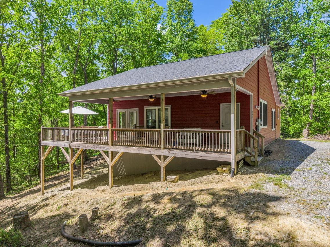 565 Pinewood Knoll Dr., Hendersonville, NC 28739
