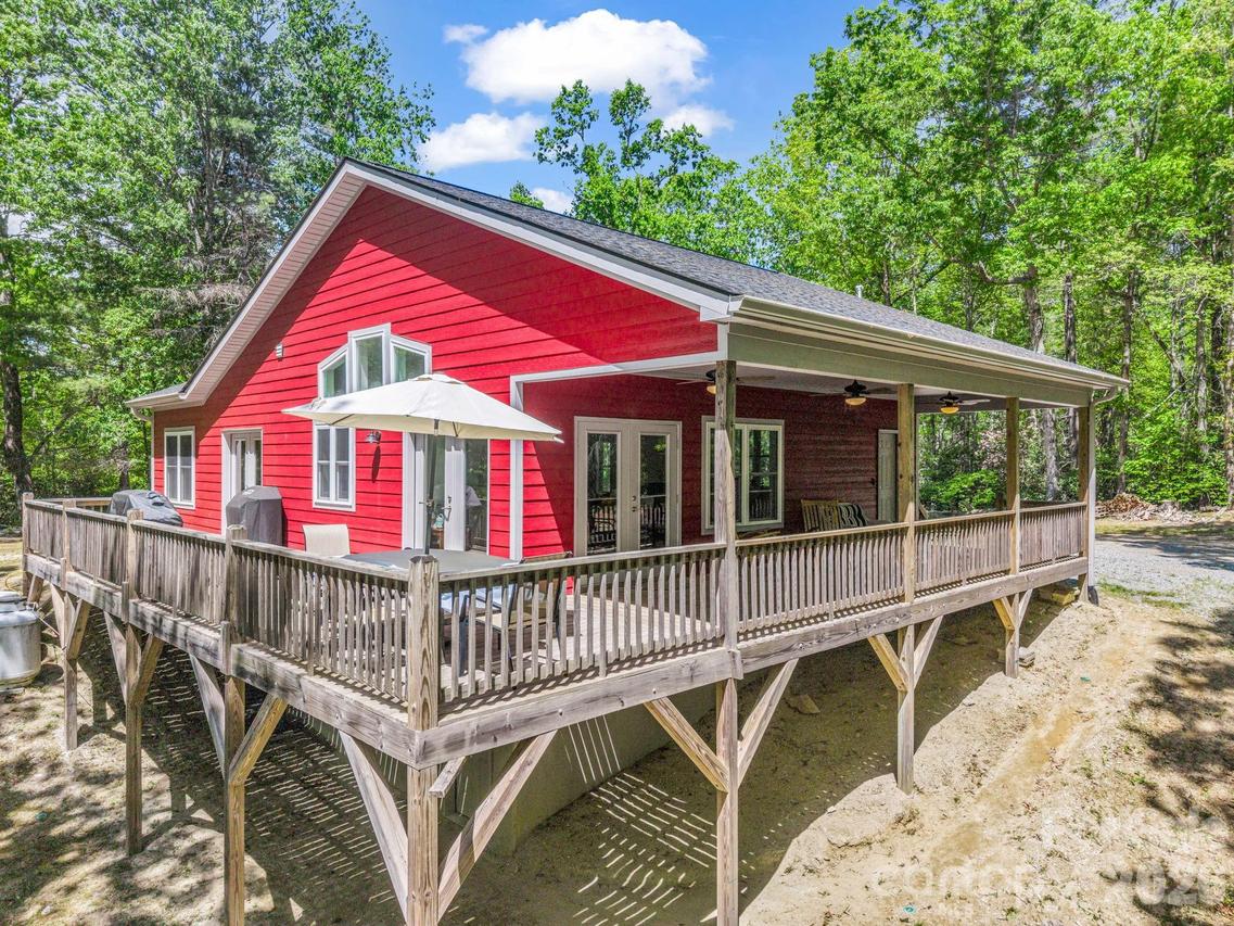 565 Pinewood Knoll Dr., Hendersonville, NC 28739