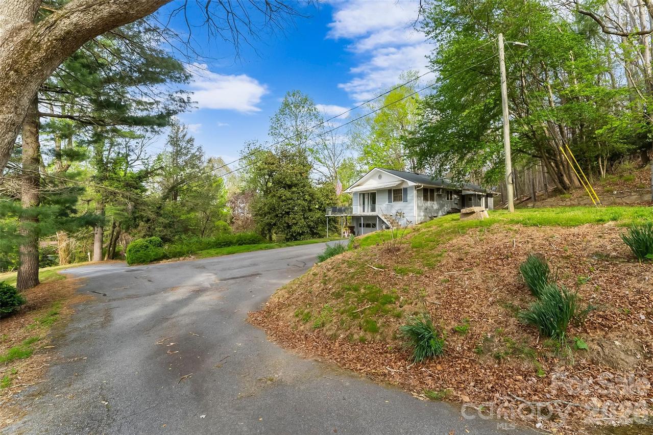 98 Limberlost Dr., Hendersonville, NC 28739