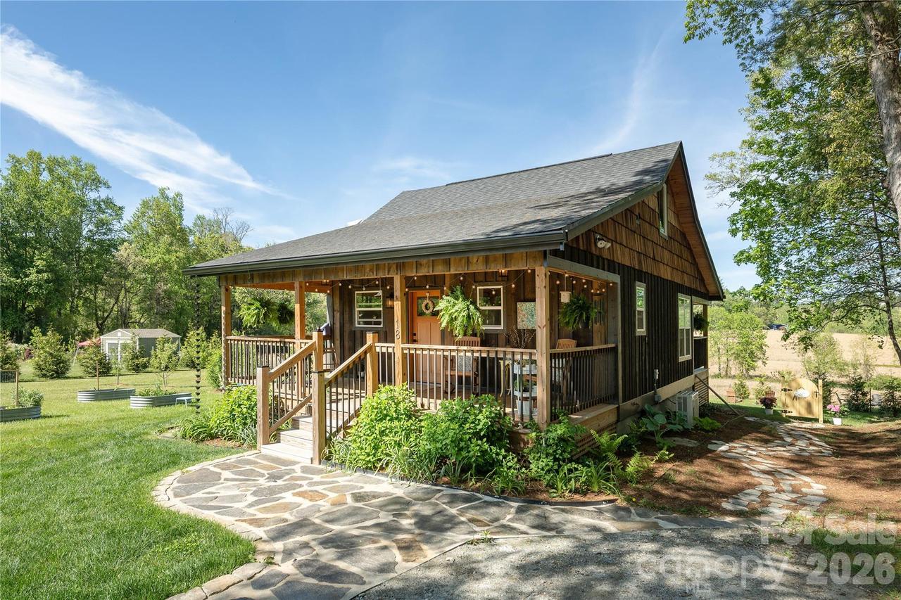 18 N Bear View Dr., Hendersonville, NC 28792