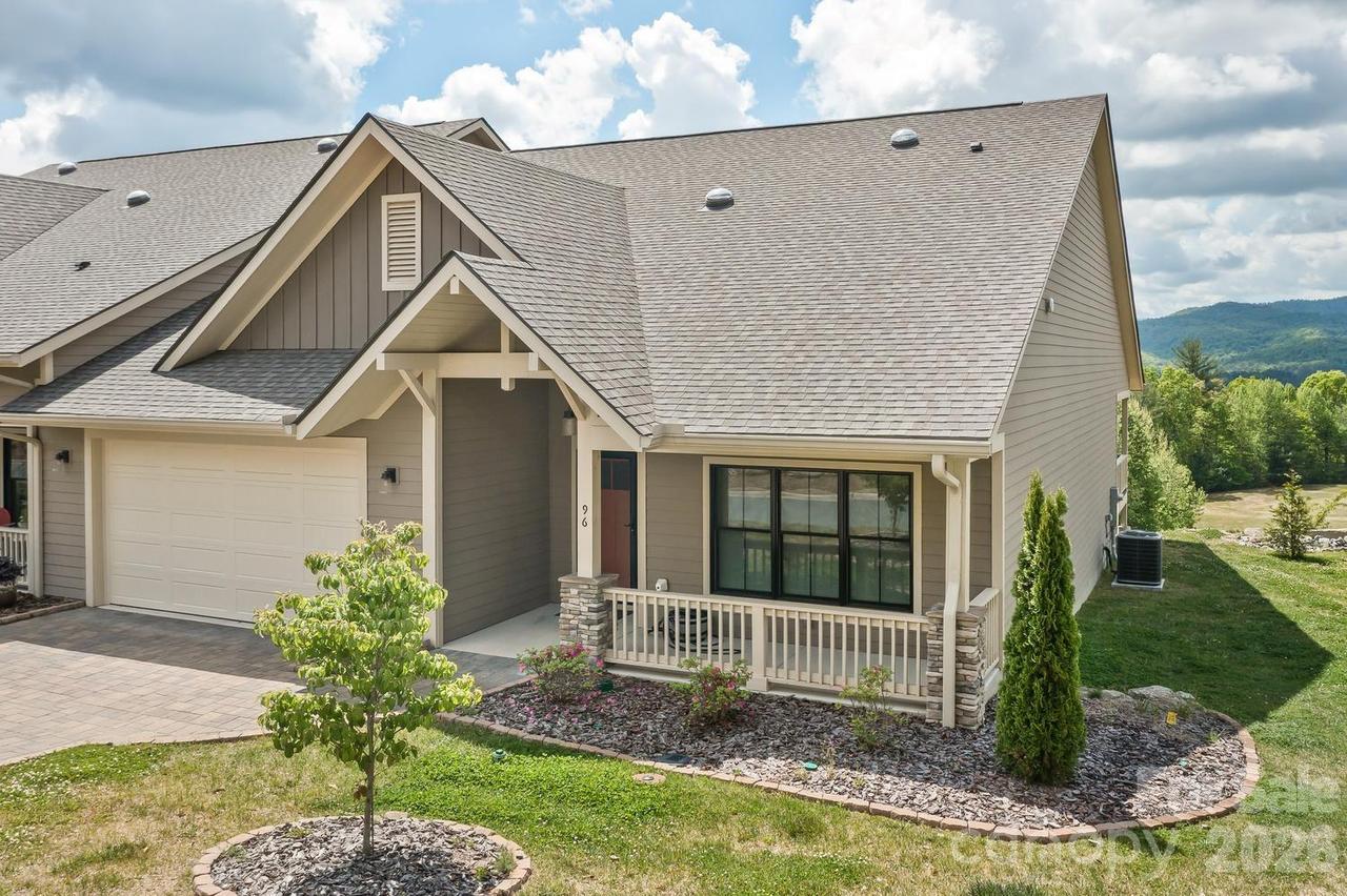 96 Copper Valley Ln., Hendersonville, NC 28739