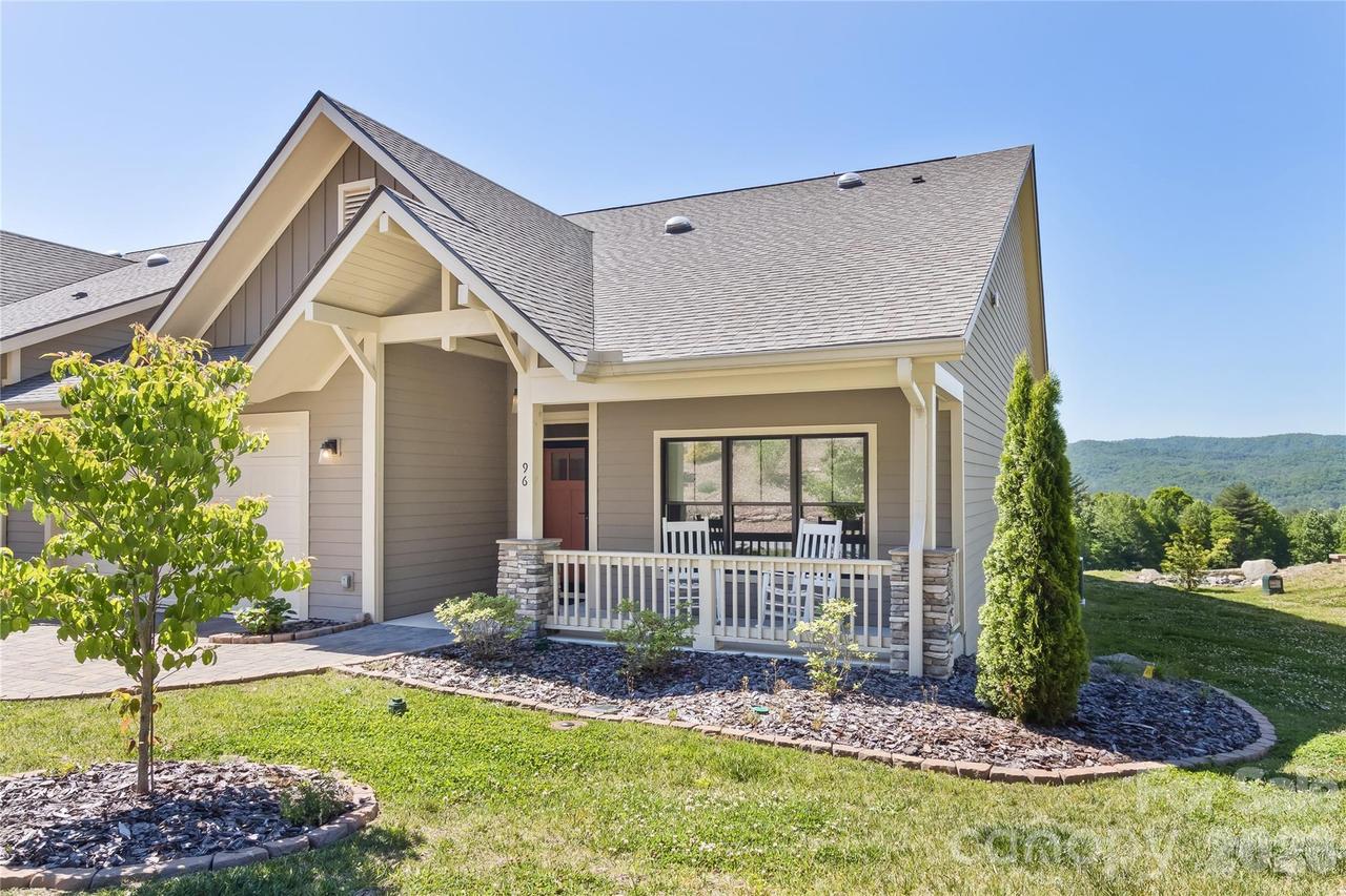 96 Copper Valley Ln., Hendersonville, NC 28739