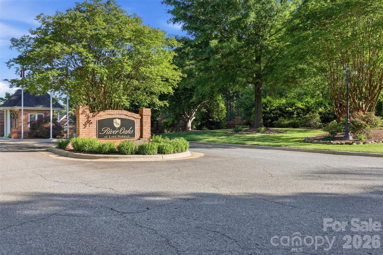 296 Broken Arrow Dr., Statesville, NC 28677
