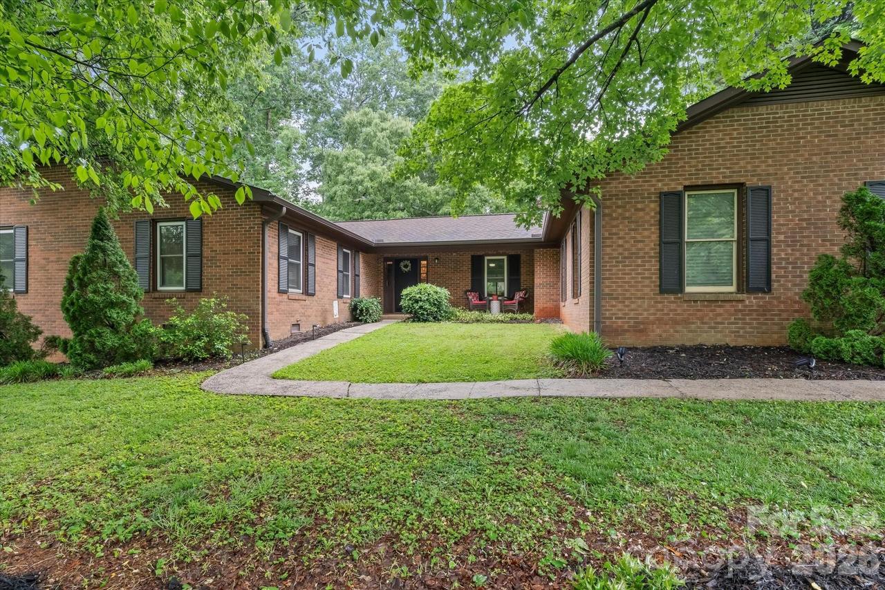 300 Brookmeade Dr., Statesville, NC 28625
