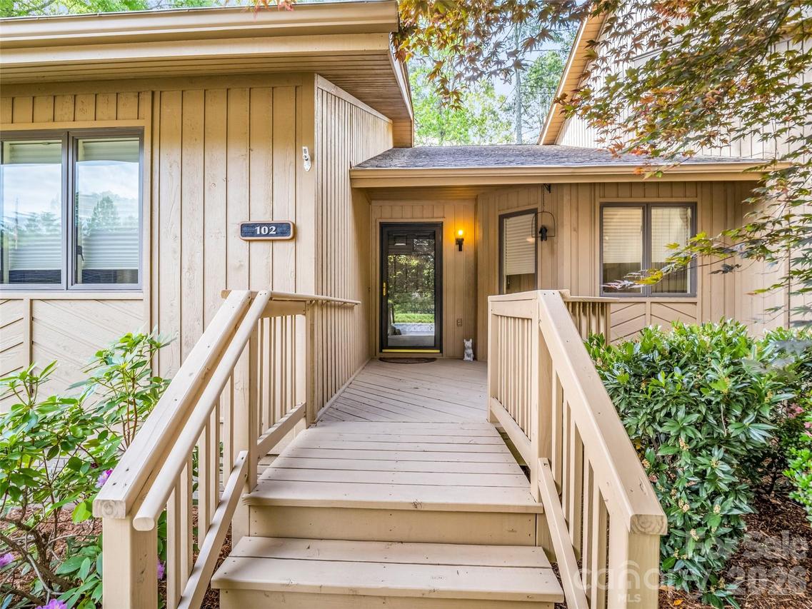 102 White Oak Dr., Hendersonville, NC 28791