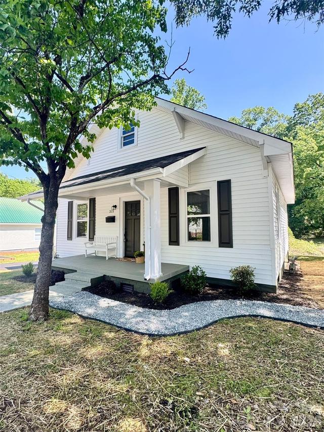 315 W Lowrance Ave., Mooresville, NC 28115