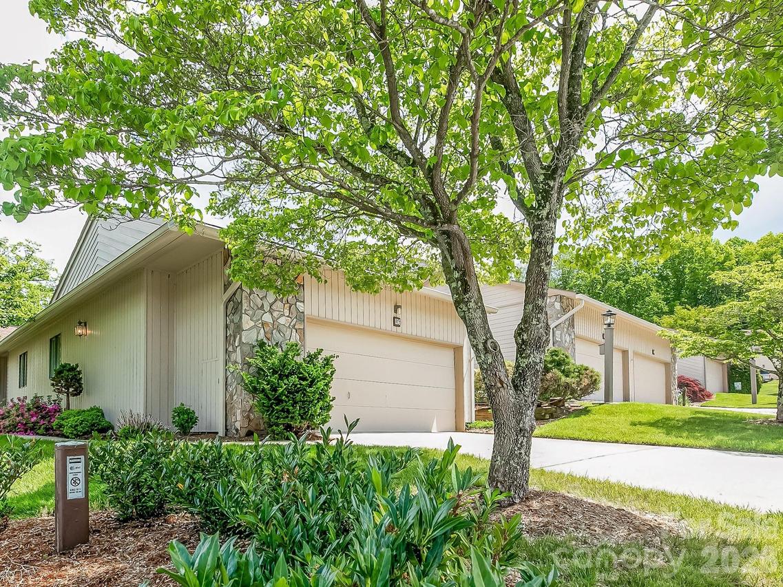 136 Deerlake Dr., Asheville, NC 28803