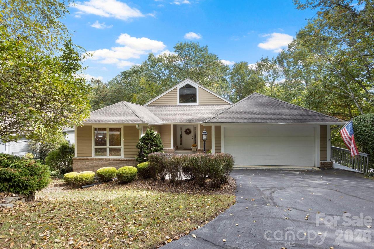 320 Dawnbrook Dr., Flat Rock, NC 28731