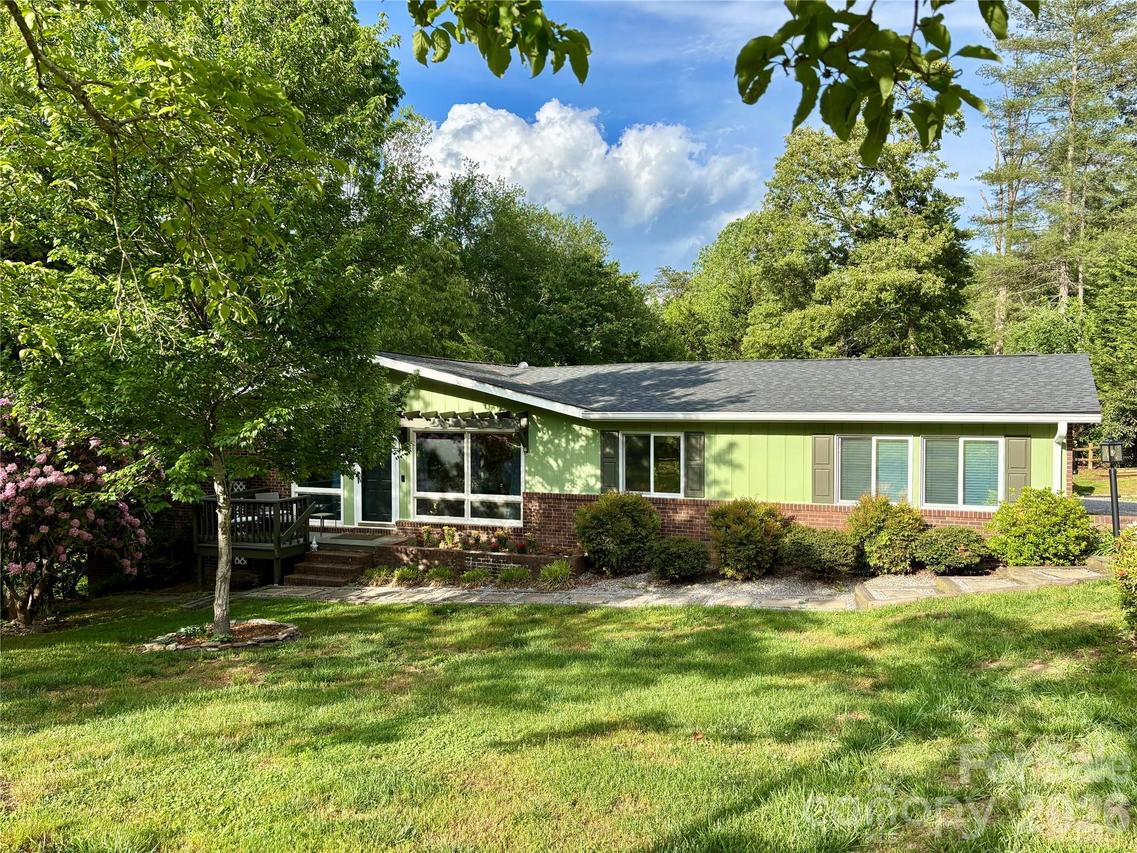 137 E Whisperwood Cir., Hendersonville, NC 28791