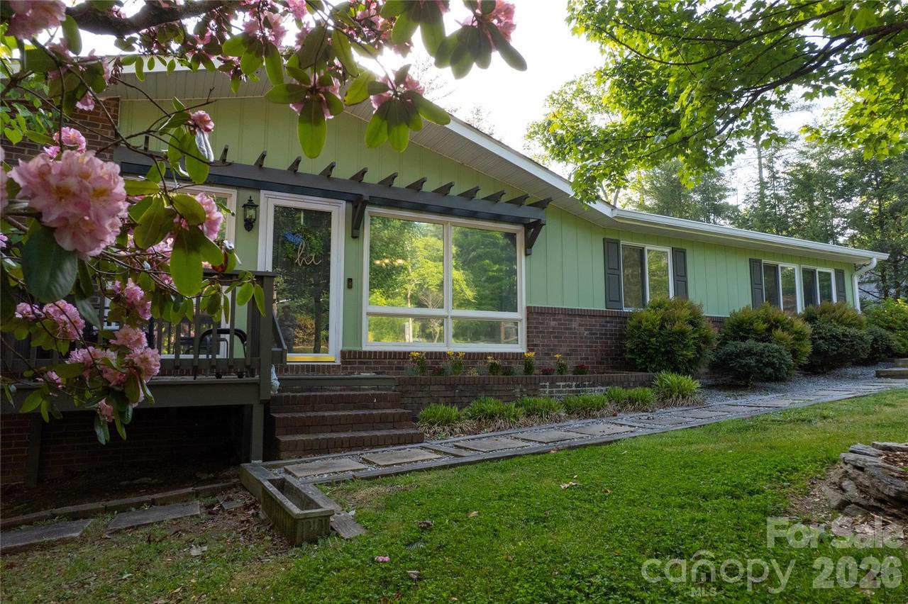 137 E Whisperwood Cir., Hendersonville, NC 28791
