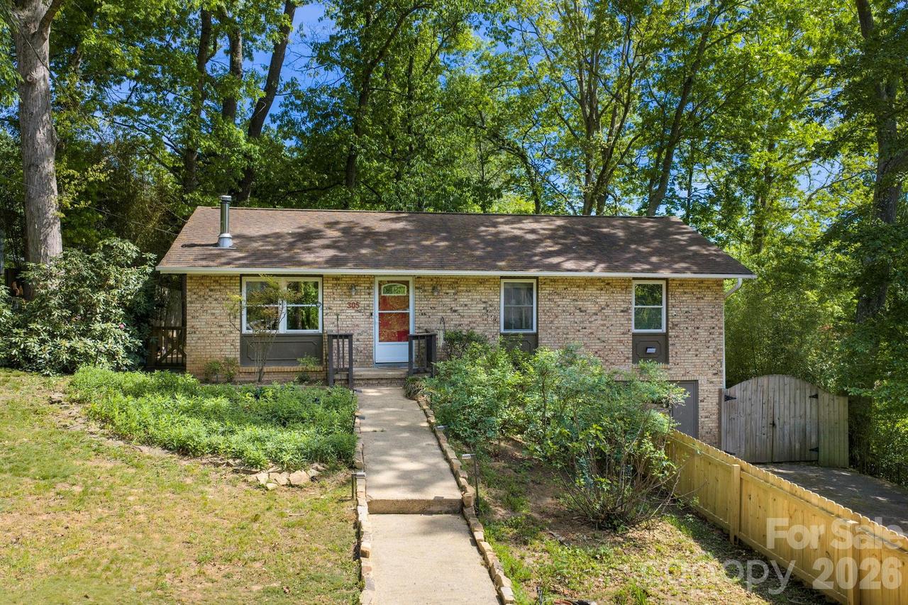 305 Melody Cir., Swannanoa, NC 28778