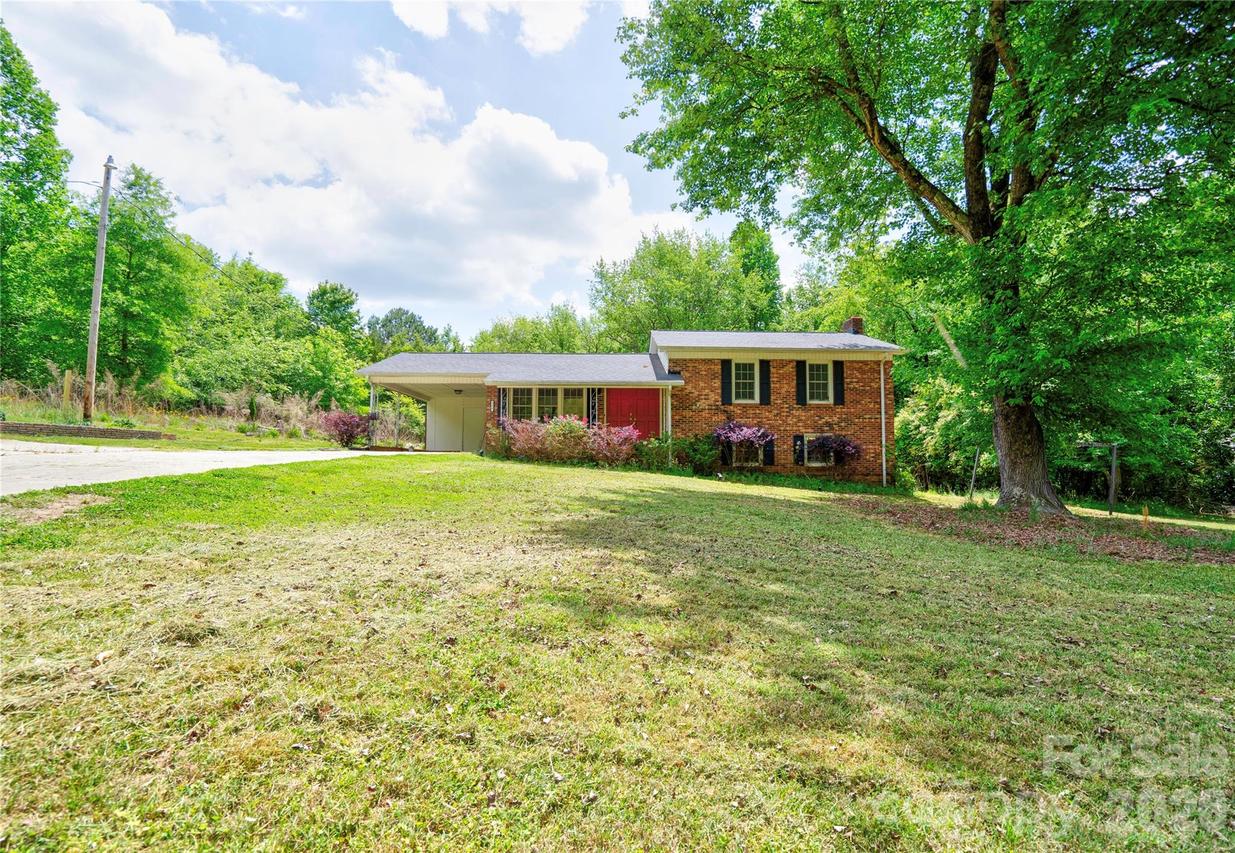 111 Harbor Point Dr., Cherryville, NC 28021