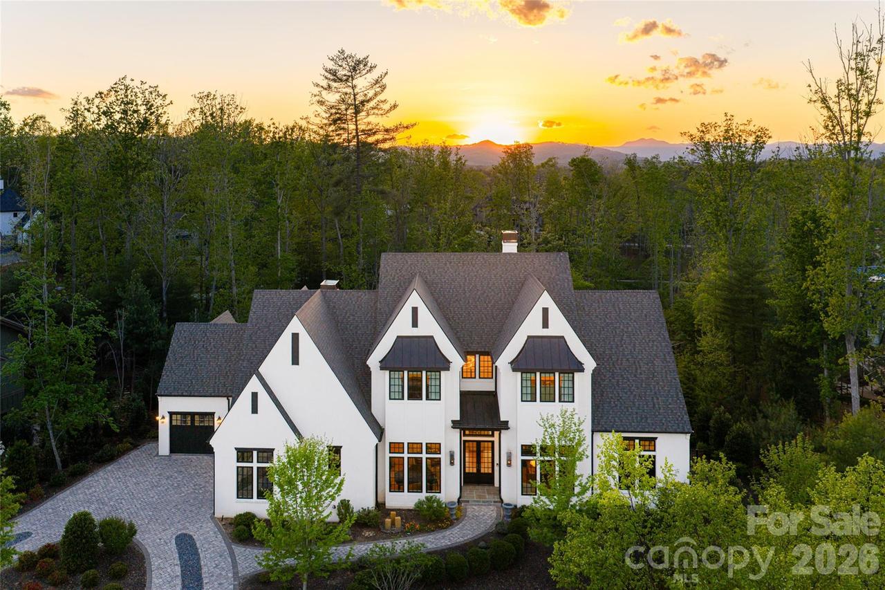 6 Stansbury Dr., Asheville, NC 28803