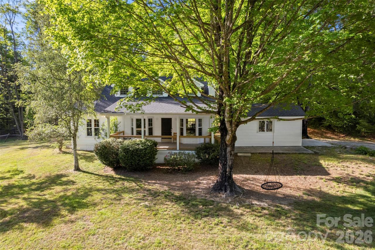 229 Sandstone Ln., Hendersonville, NC 28739