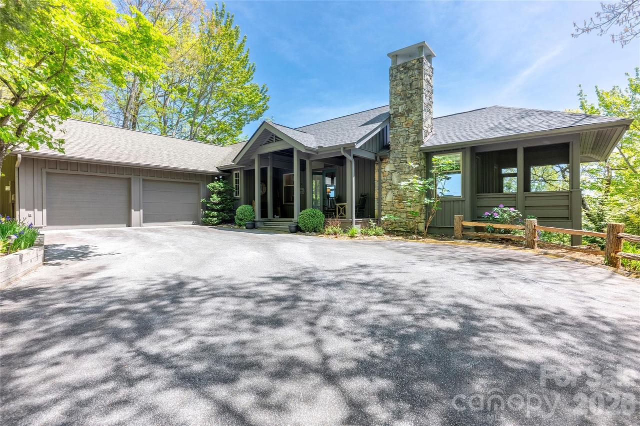 562 Panther Ridge Rd., Lake Toxaway, NC 28747