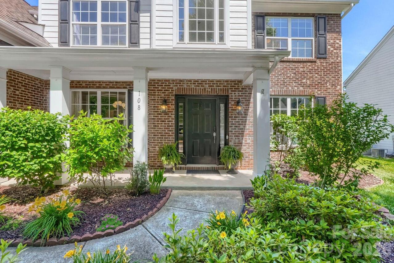 108 Runningdeer Dr., Mooresville, NC 28117