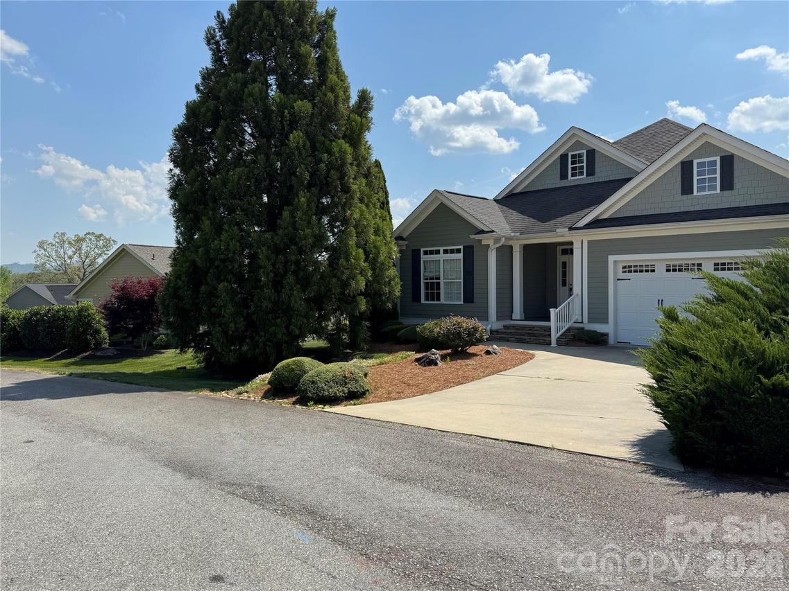 25 Copper Ct., Hendersonville, NC 28792