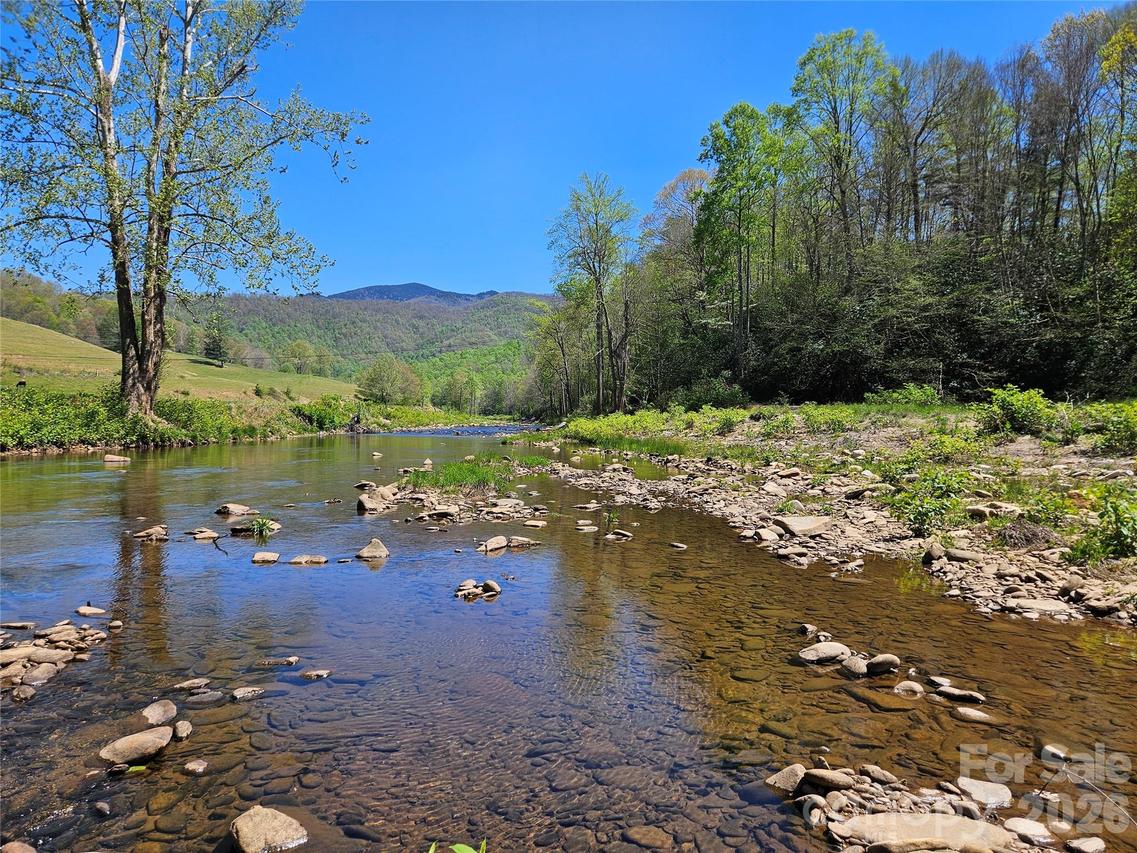 465 Paradise Ln., Burnsville, NC 28714