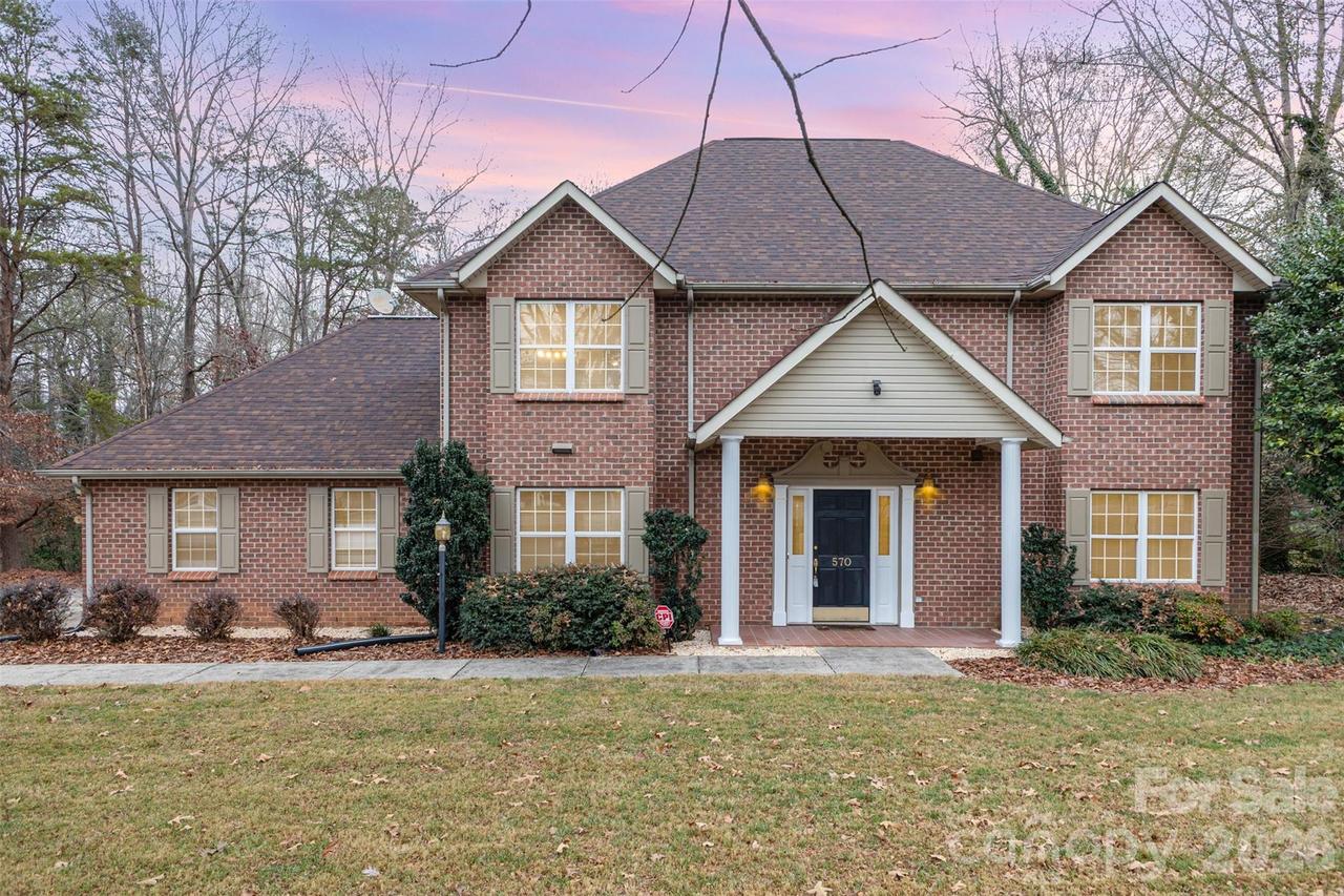 570 29th Avenue Dr., Hickory, NC 28601
