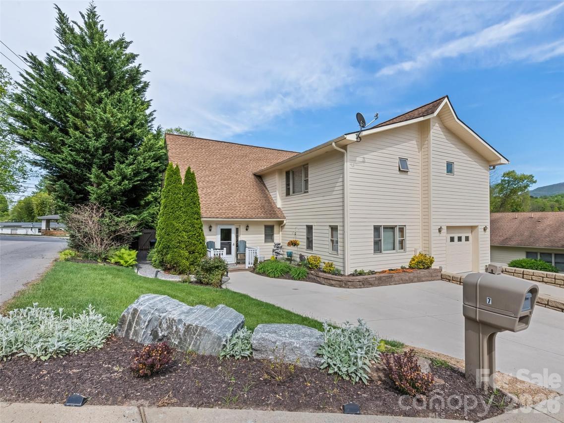 7 Bage St., Waynesville, NC 28786