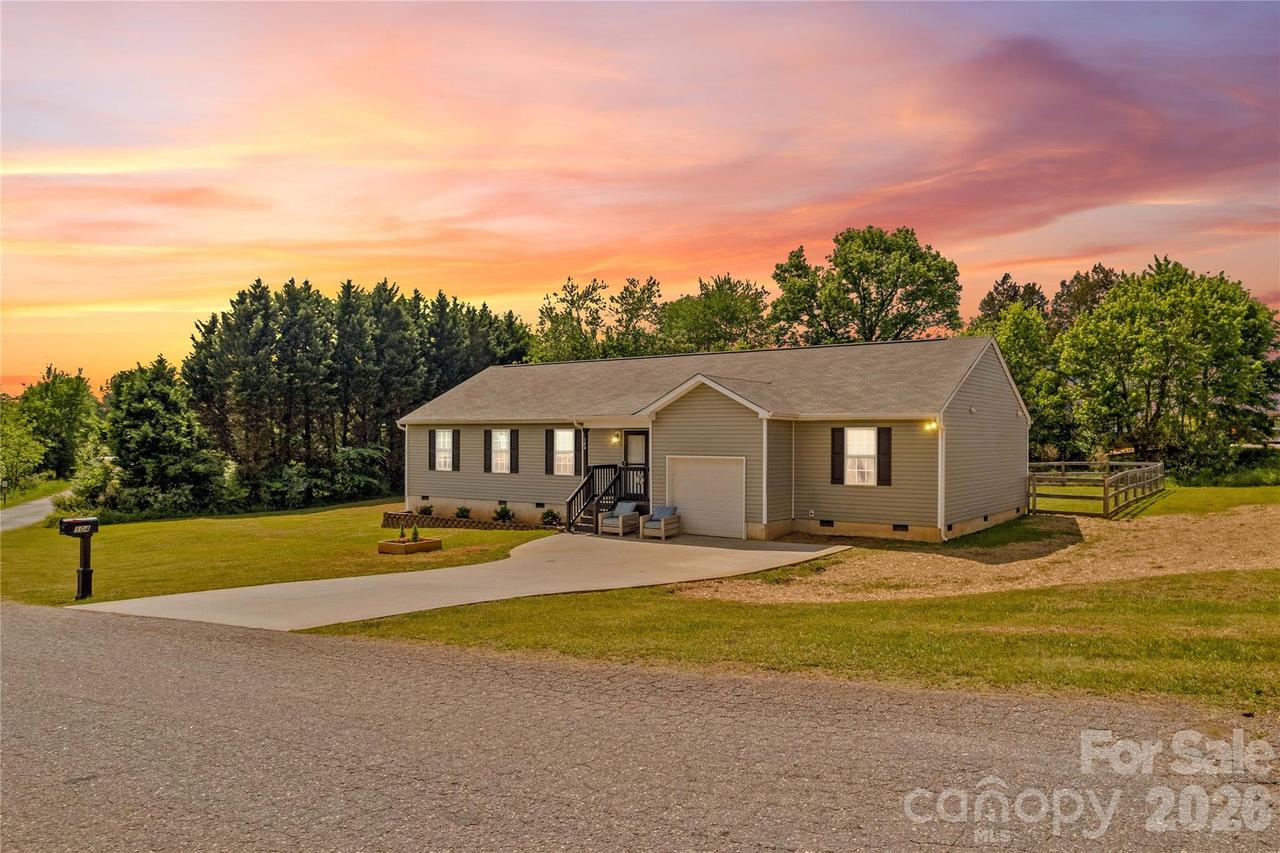 104 Sandtrap Dr., Statesville, NC 28677