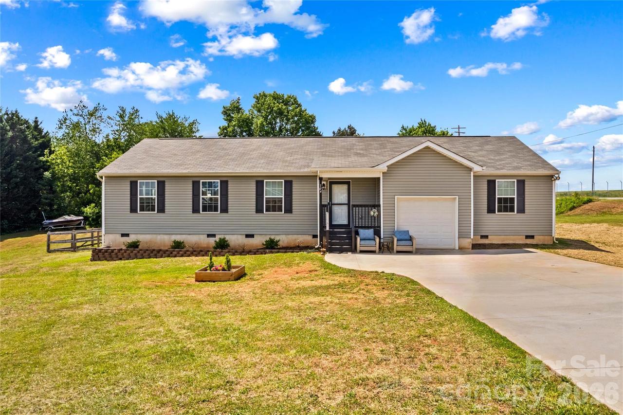 104 Sandtrap Dr., Statesville, NC 28677