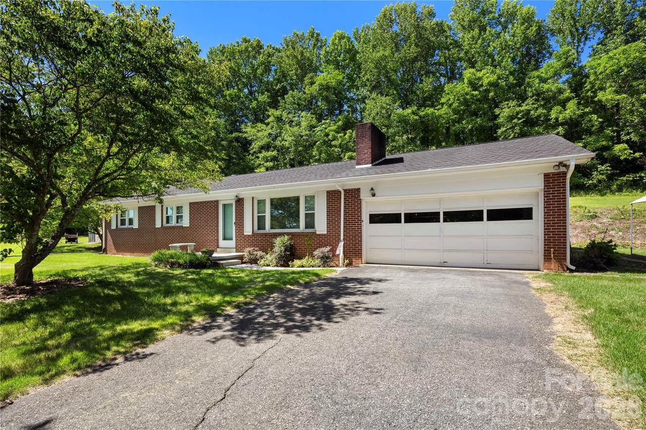 83 Honeysuckle Ln., Burnsville, NC 28714