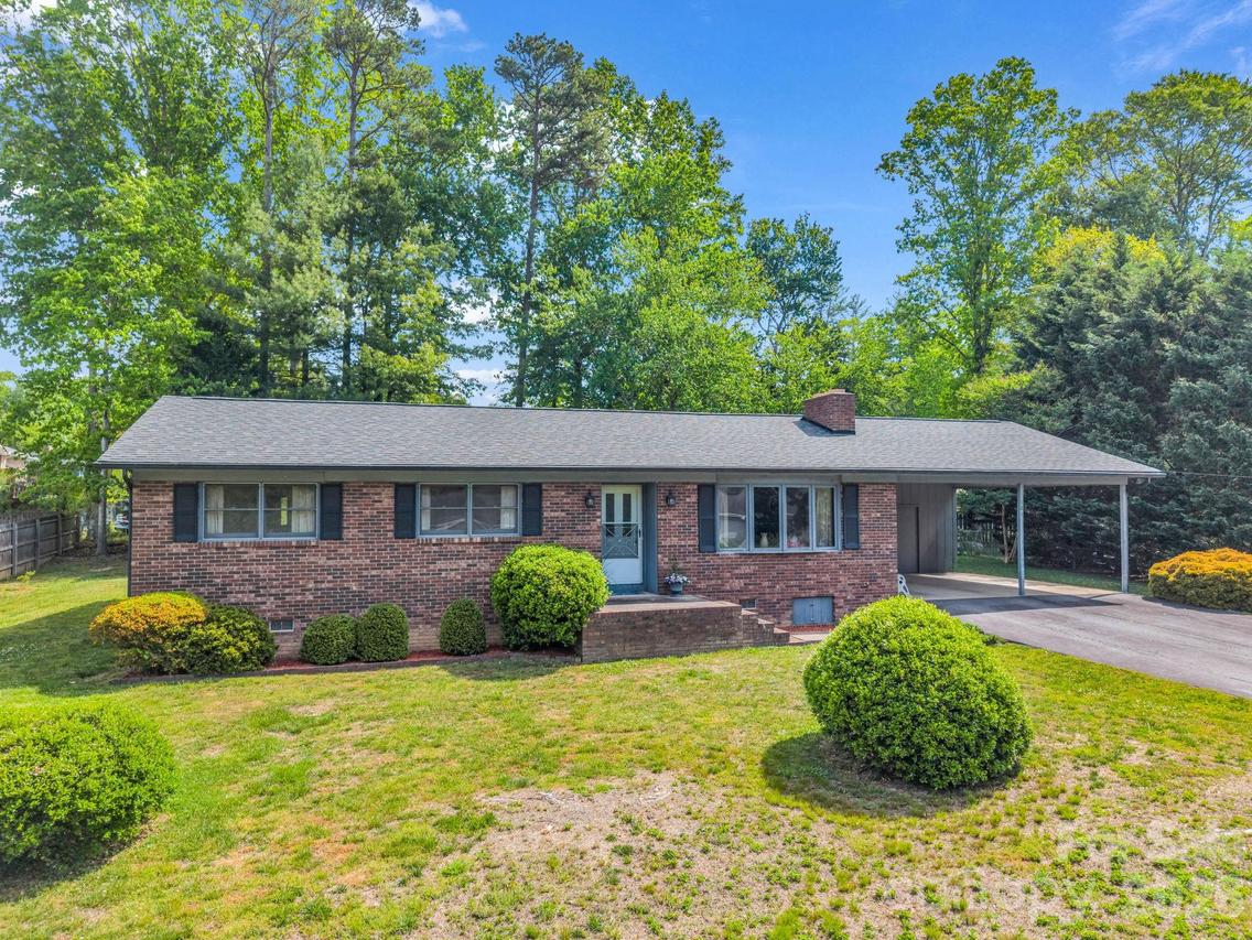 121 Greenfield Ln., Hendersonville, NC 28792