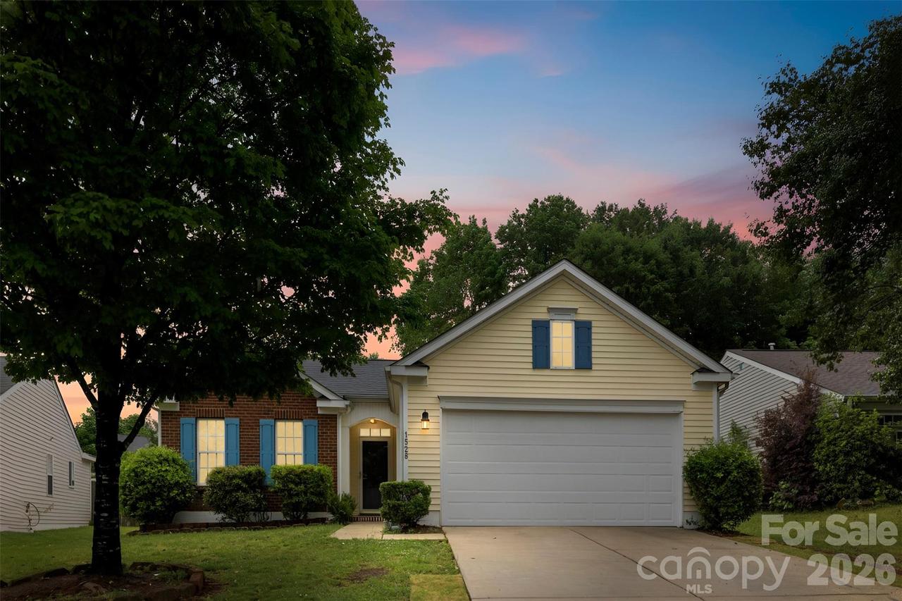 1528 Oakdale Green Dr., Charlotte, NC 28216
