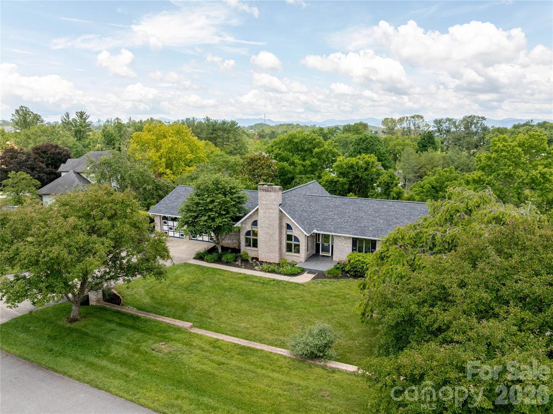 8 Scenic View Dr., Weaverville, NC 28787