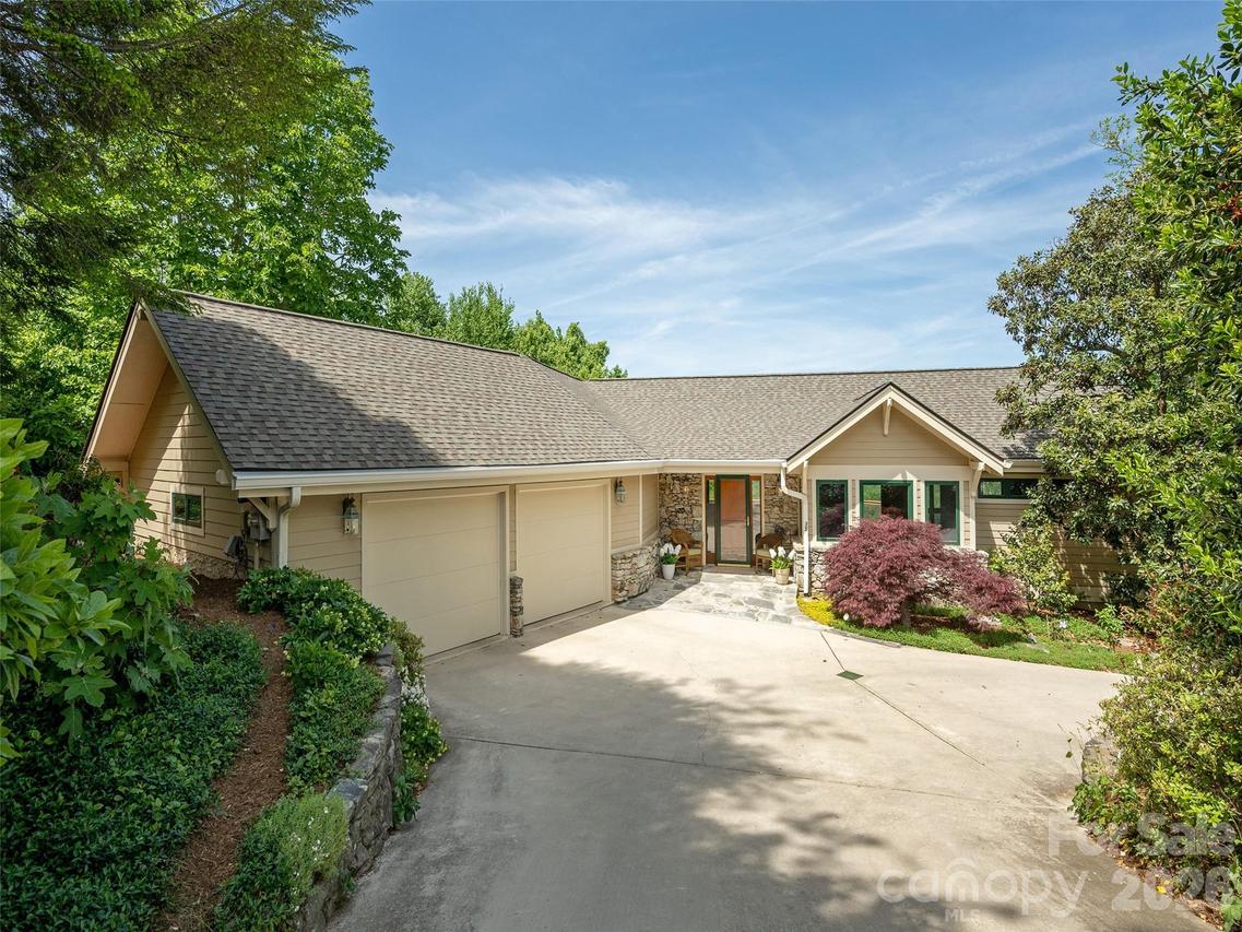 35 Carriage Forest Ct., Hendersonville, NC 28791