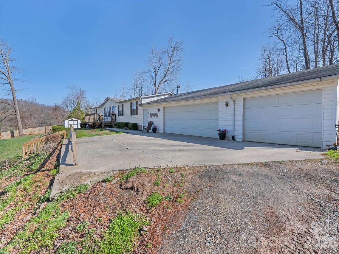 136 Peaceful Valley Dr., Leicester, NC 28748