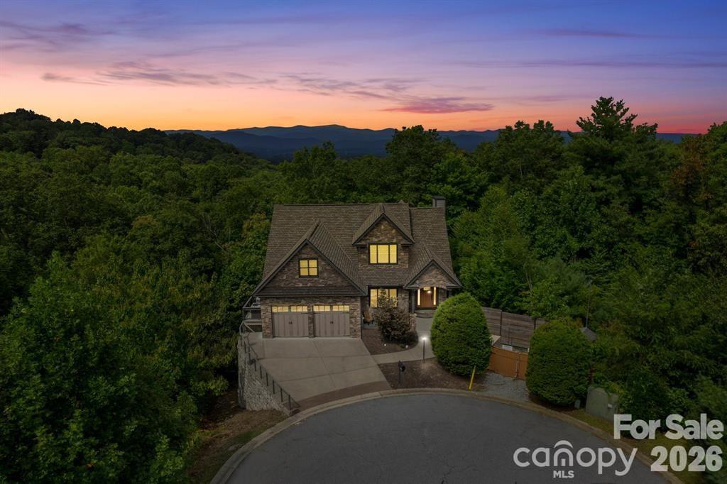 109 Wood Owl Ct., Hendersonville, NC 28791