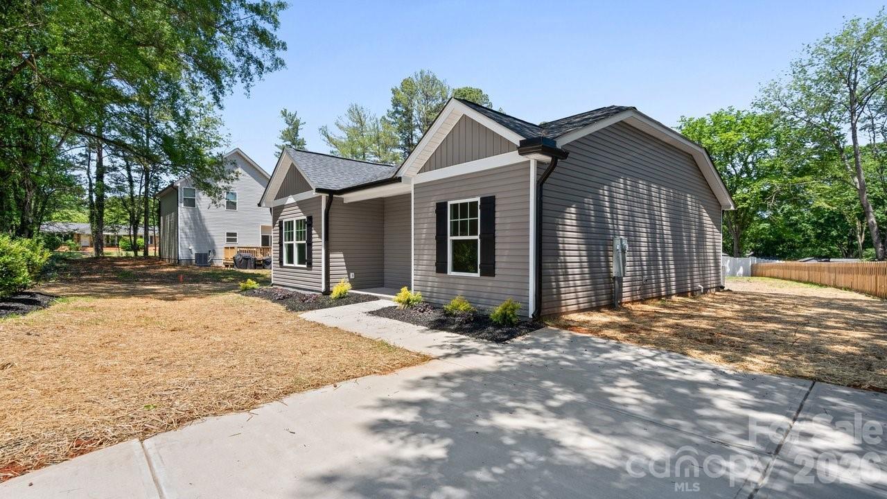 2160 Fieldcrest Ave., Gastonia, NC 28054