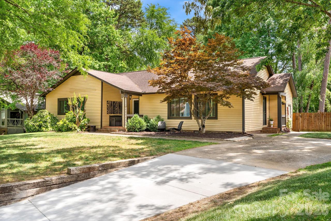 8700 Lorraine Dr., Charlotte, NC 28270