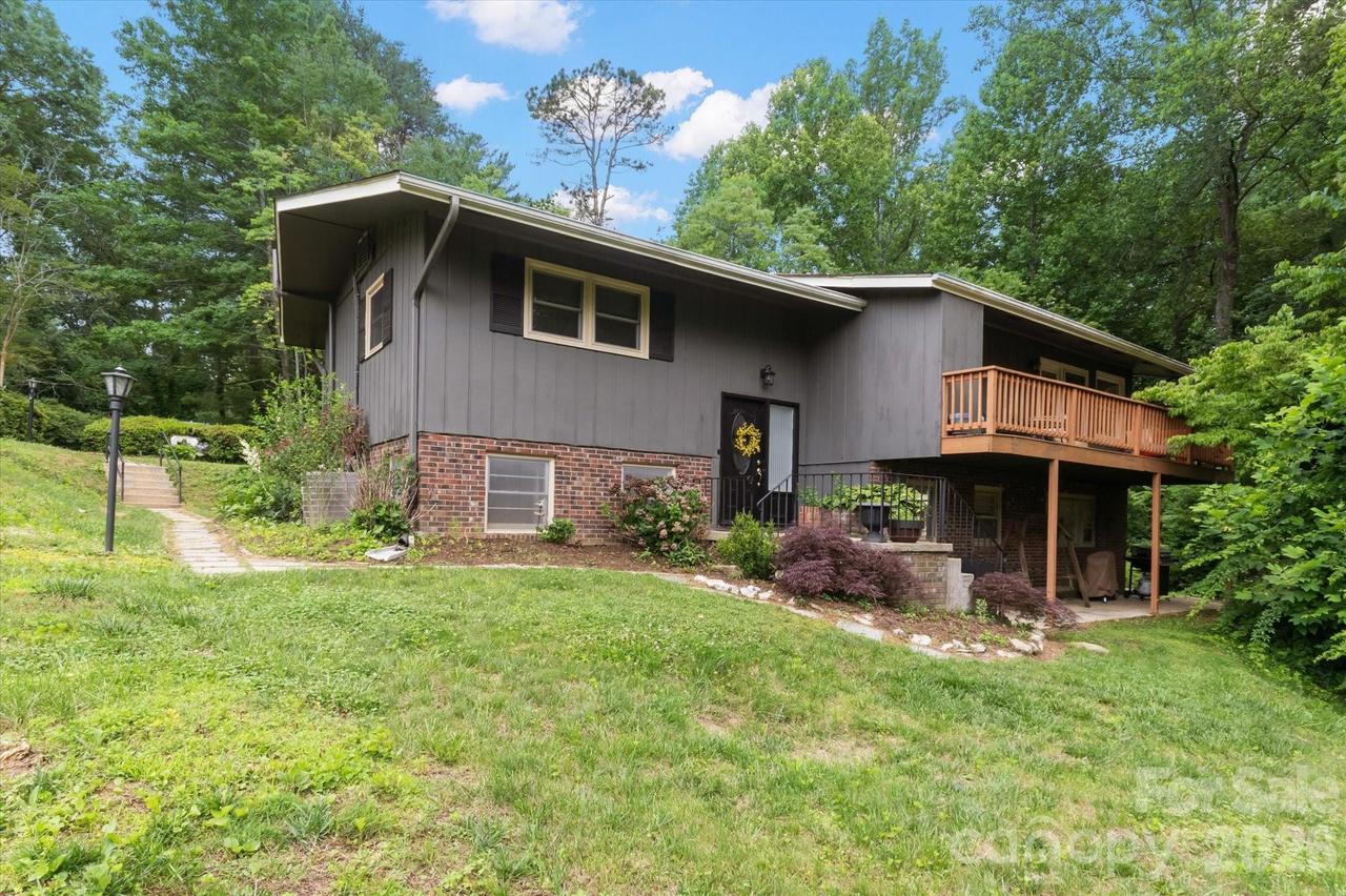 132 E Whisperwood Cir., Hendersonville, NC 28791