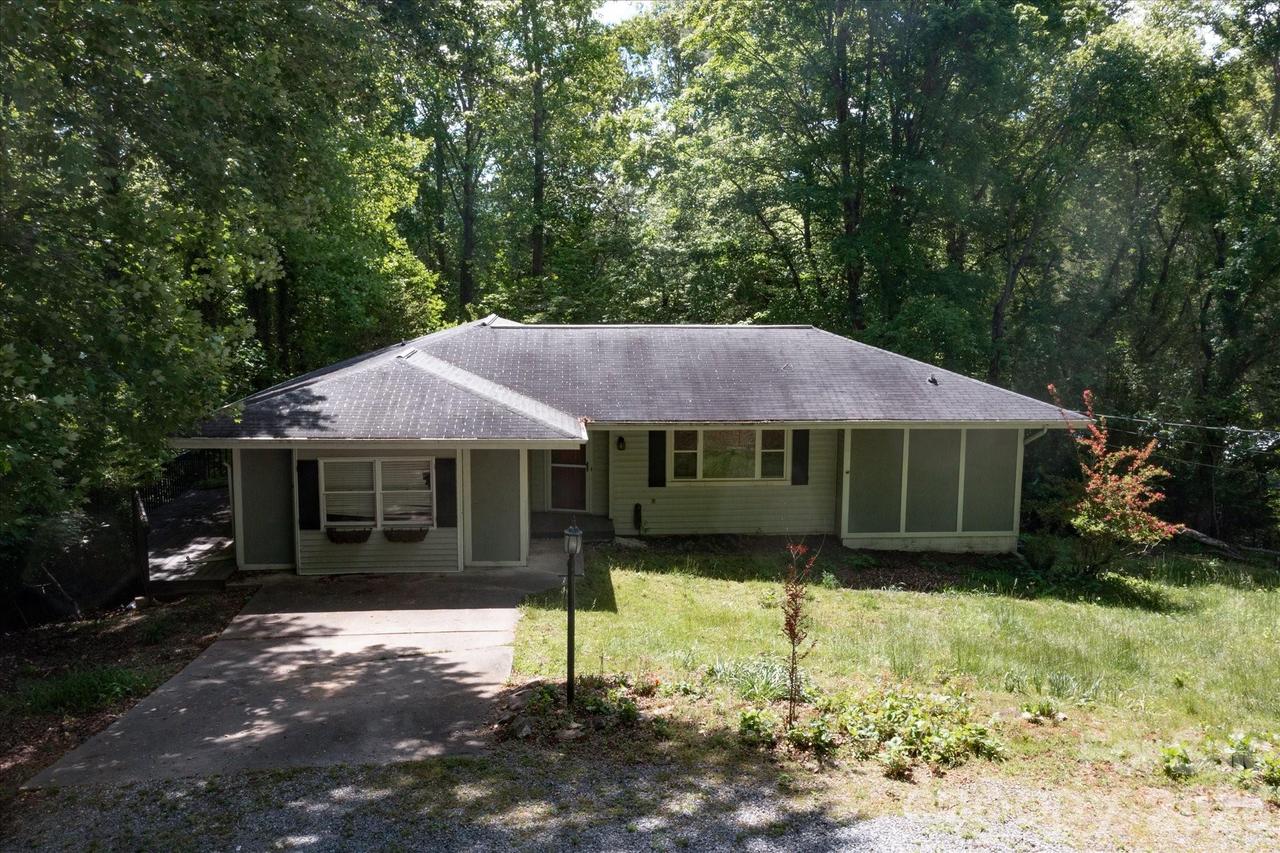 147 Barberry Heights Dr., Brevard, NC 28712