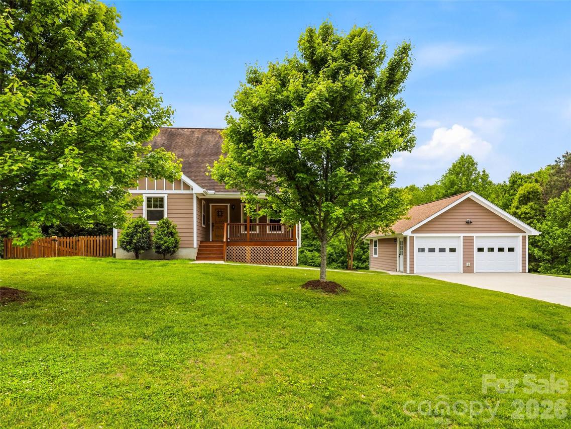 235 Hidden Knoll Dr., Hendersonville, NC 28792