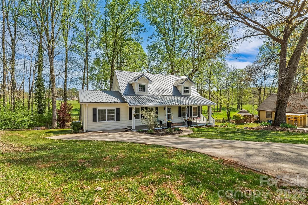 1548 Castell Ln., Hickory, NC 28601