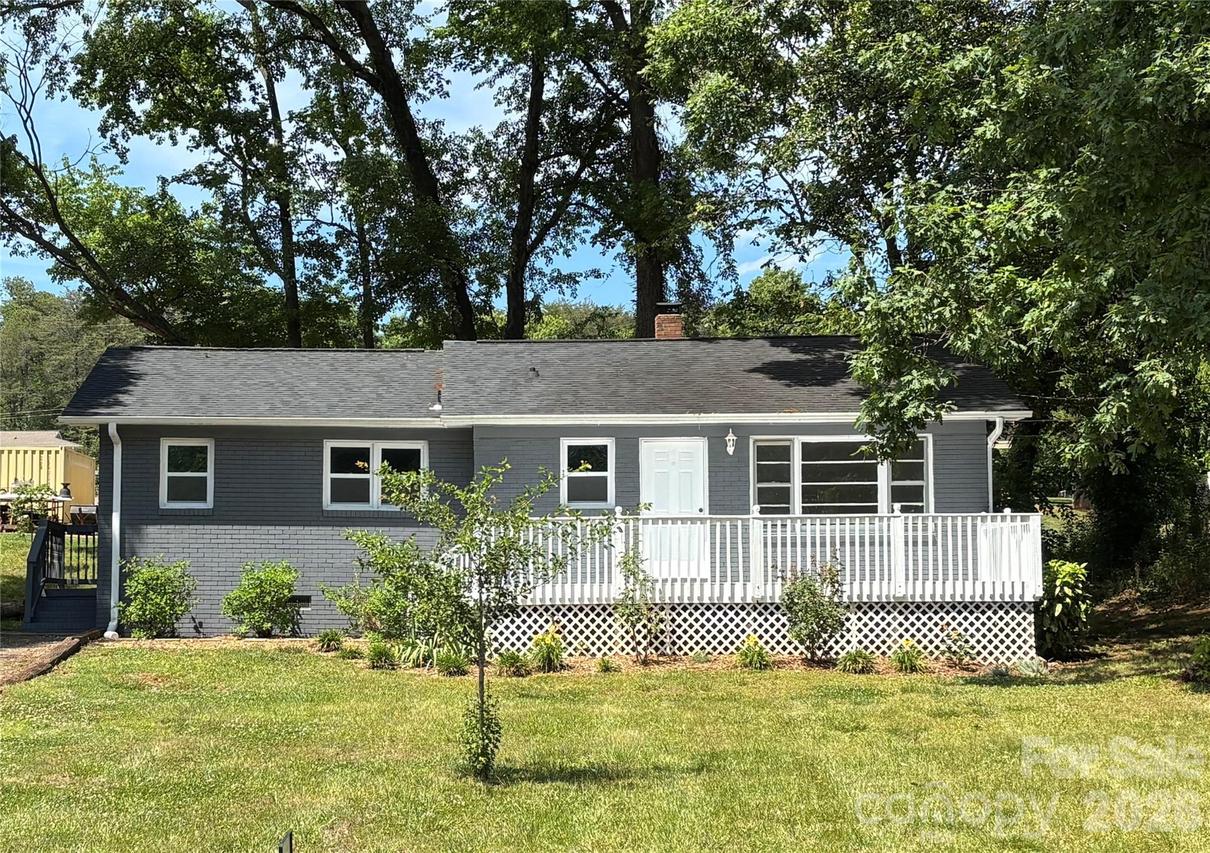 305 Forestway Dr., Mount Holly, NC 28120