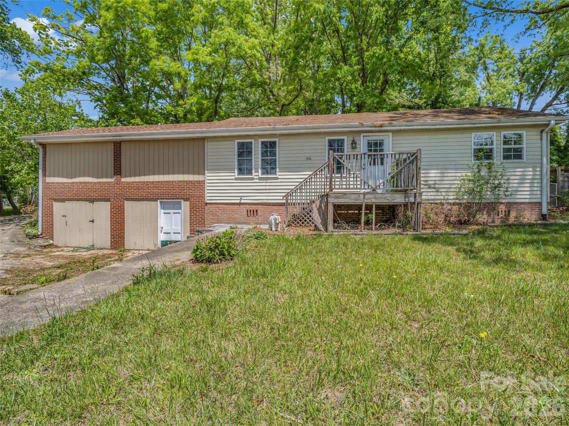 1916 Old Spartanburg Rd., Hendersonville, NC 28792
